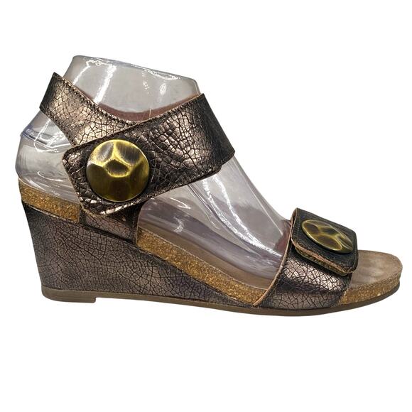 Taos Women’s Pyramid Bronze Leather Wedge Sandal Size 38 US 7/7.5 - Picture 1 of 11